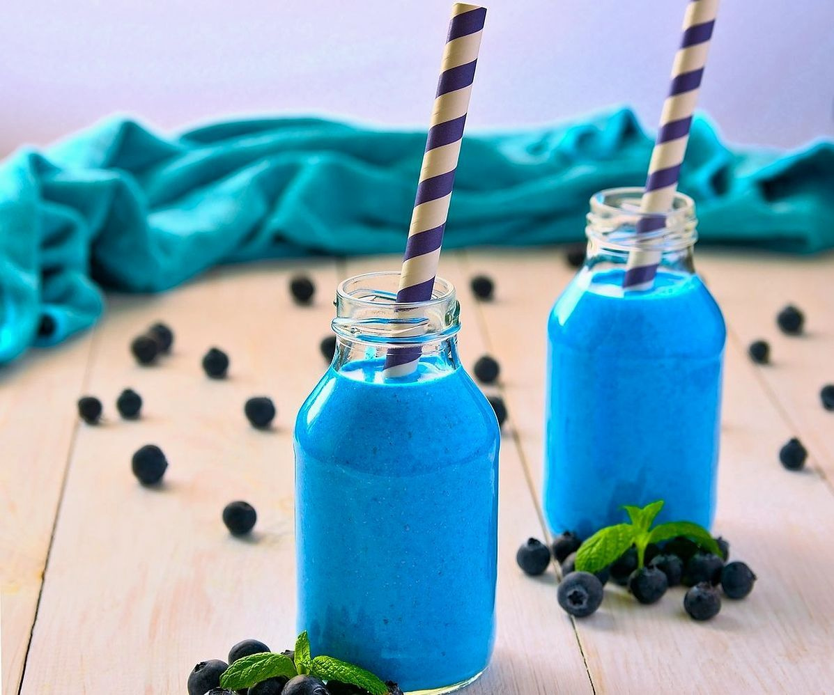 El mostrador rebosante de frutas frescas para nuestros jugos naturales