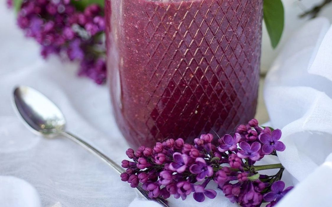 Un smoothie cremoso en un vaso alto